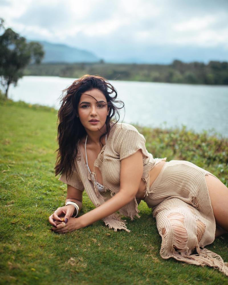 jasmin-bhasin-hot-photos